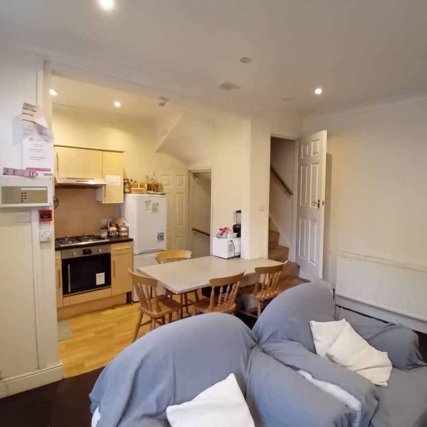 3 Bed - 67 Beechwood Terrace, Burley, Leeds - LS4 2NG - Student - Photo 1