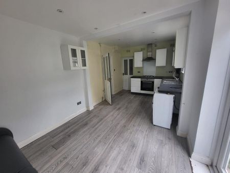 3 bedroom semi-detached house to rent - Photo 5