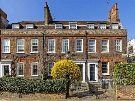 A bright and spacious five bedroom family home near Richmond Green - Photo 4