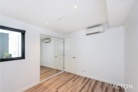 Contemporary Apartment within walking distance to shops, cinema, restaurants & the gym! Just a few minutes drive to the Beach! - Photo 3