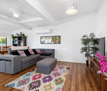 Introducing this charming, renovated three-bedroom, one-bathroom ch... - Photo 2