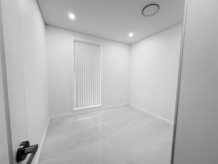 Spacious 5-Bedroom Family Home in the Heart of Pendle Hill - Photo 5