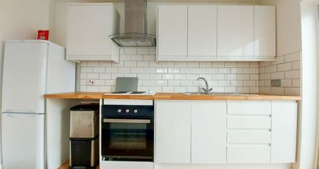 studio to rent Sandringham Road, Pilgrims Hatch, Brentwood, Essex, CM15 - Photo 2