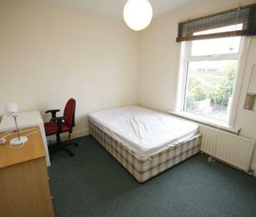 6 bedroom detached house to rent - Photo 2