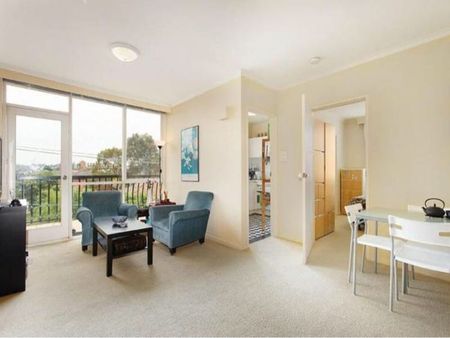 CONTEMPORARY COMFORT IN THE HEART OF VIBRANT RICHMOND - Photo 2