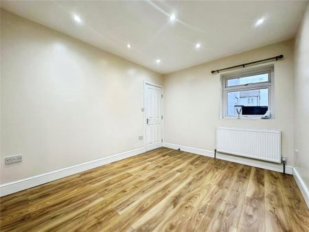 4 bedroom semi-detached house to rent - Photo 4
