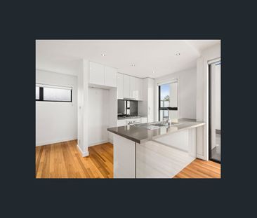 Light filled with high ceilings - Photo 3