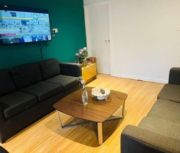 Frederick Grove: Bedroom House, NG7 - Photo 2