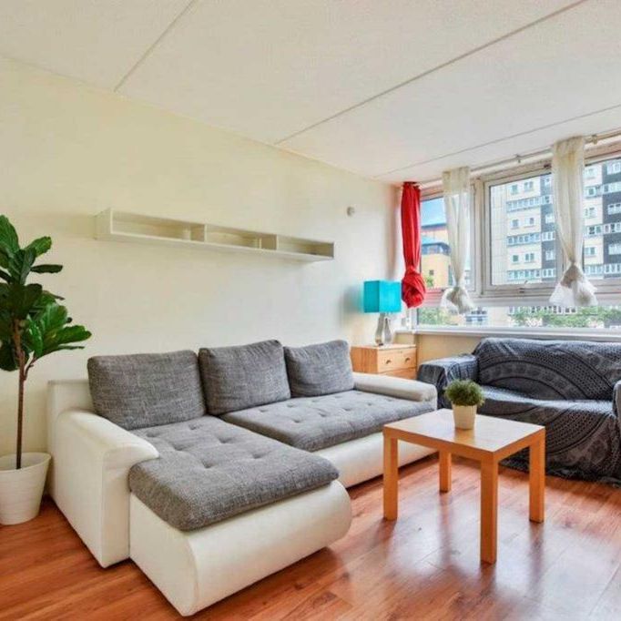 4 bedroom flat to rent - Photo 1