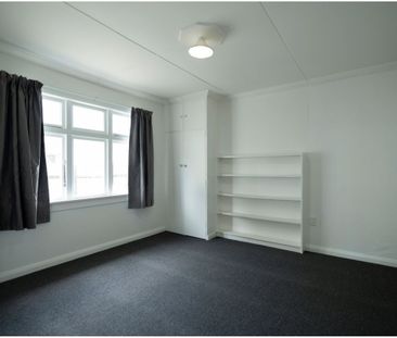 Great 3 bedroom home on Queenwood - Photo 2