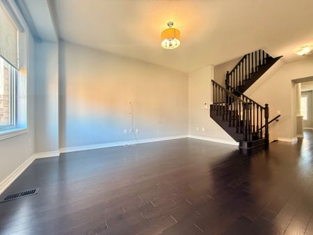 For Lease - 205 Laker Court, Newmarket, Ontario - Photo 3