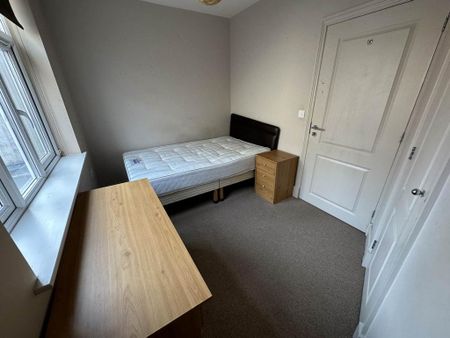 3 bedroom flat to rent - Photo 3