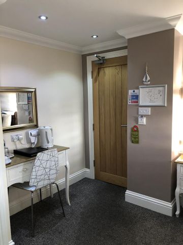 4 bedroom hotel room to rent - Photo 2