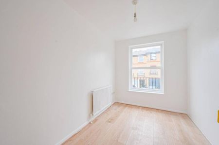 3 bedroom flat to rent - Photo 2