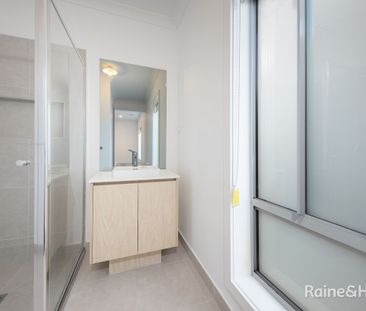 Modern 4 bedroom home - Photo 5