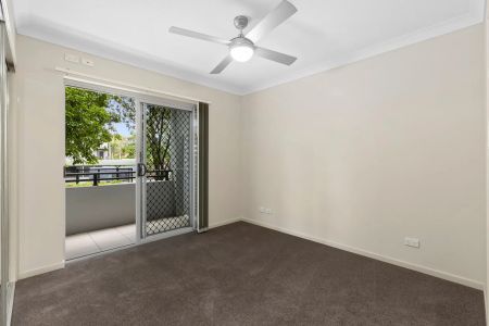 Ground Floor Unit - Ultra-Convenient Location - Photo 2