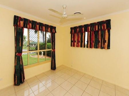 SPACIOUS 4 BEDROOM FAMILY HOME WITH MODERN COMFORTS, GENEROUS OUTDOOR SPACE AND A DOUBLE LOCK UP GARAGE IN A HIGHLY SOUGHT AFTER CLINTON LOCATION - Photo 3