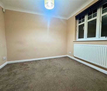 Pearcy Close, Harold Hill, Romford, RM3 - Photo 3