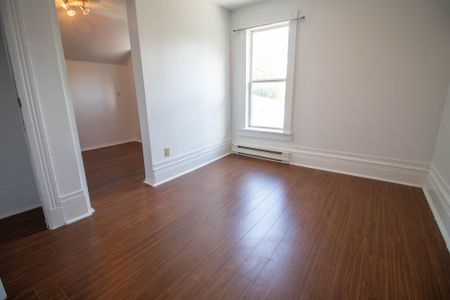 Spacious 2 Bedroom Unit in Niagara Falls! - Photo 4