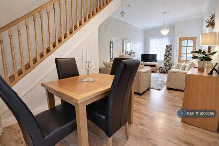 2 bedroom semi-detached house to rent - Photo 2