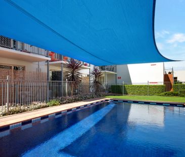 Elevated position with front and rear courtyard! - Photo 4