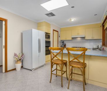 Spacious Family Home Opposite Altona Meadows Reserve - Photo 5