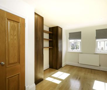 A beautifully presented townhouse moments from the River with garde... - Photo 5