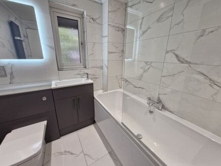Pinewood, Bearsden - Photo 5