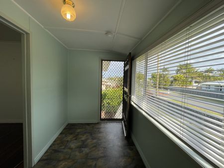 Highset home with large yard - Photo 2