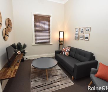 Fully Furnished & Central Apartment - Photo 2