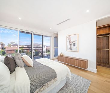 CONTEMPORARY LUXURY WITH FAMILY APPEAL - Photo 3
