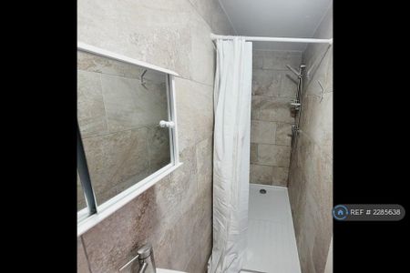 8 bedroom detached house to rent - Photo 5