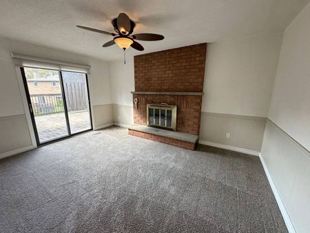 For Lease - 102 Hazelwood Drive, Newmarket, Ontario - Photo 3