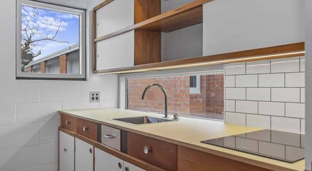 One Bedroom Heritage Apartment City West (Downstairs) with garage - Photo 2