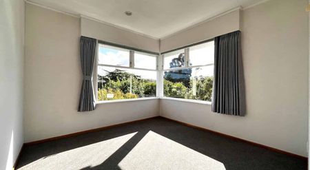 Sunny family house in the central Hillcrest. - Photo 2