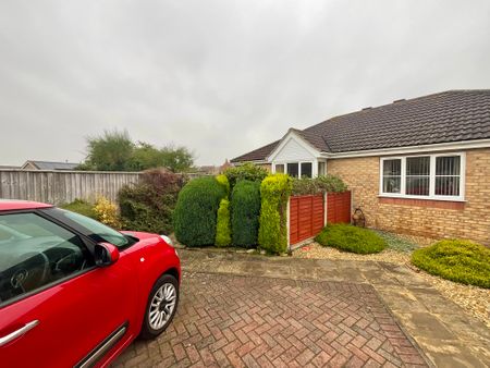 2 bedroom Semi-Detached Bungalow to let - Photo 3