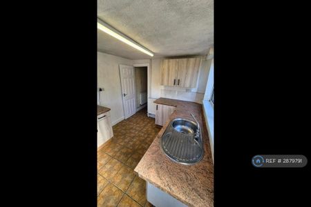2 bedroom terraced house to rent - Photo 4