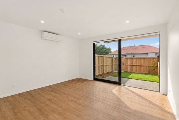 Modern, High spec Townhouse with Private Master Ba - Photo 1