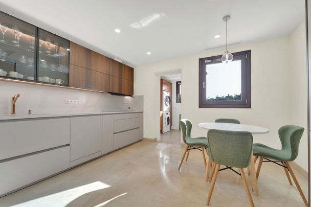 3 Bedroom Apartment For Rent in Nagüeles, Málaga - Photo 1