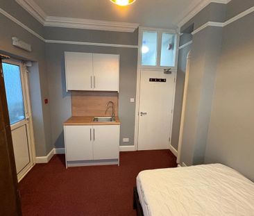 Studio to rent - Photo 6