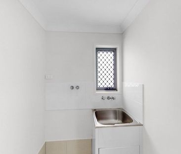 SPACIOUS 3 Bed Townhouse CONVENIENT Location - Photo 2