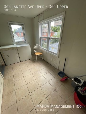 SPACIOUS 3BED/1BATH UPPER UNIT IN CENTRAL WEST WINDSOR! + HYDRO! - Photo 2