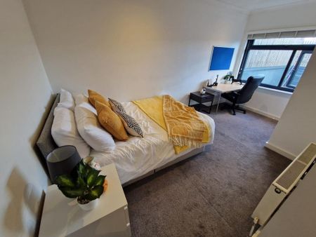 4 bedroom flat to rent - Photo 4