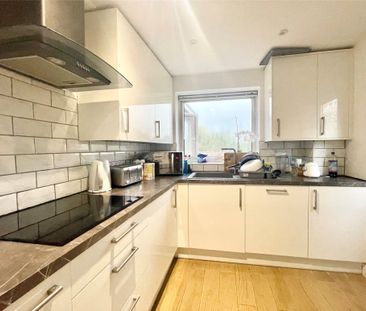 3 bedroom House in Tallis Lane, Reading - Photo 3