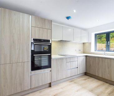 4 bedroom end of terrace house to rent - Photo 4