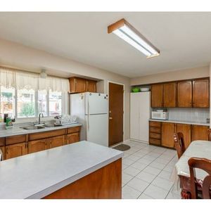 5 Bedroom West Abbotsford House - Photo 2