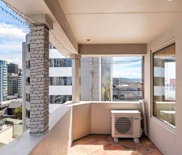Spacious and bright penthouse in central Te Aro - Photo 5
