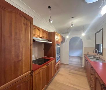 FOUR BEDROOM FAMILY HOME WITH POOL & DOUBLE GARAGE - Photo 5