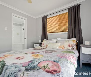 MODERN FOUR BEDROOM HOME IN THE HEART OF GLADSTONE! - Photo 5