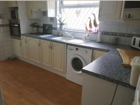 2 bedroom semi-detached bungalow to rent - Photo 3